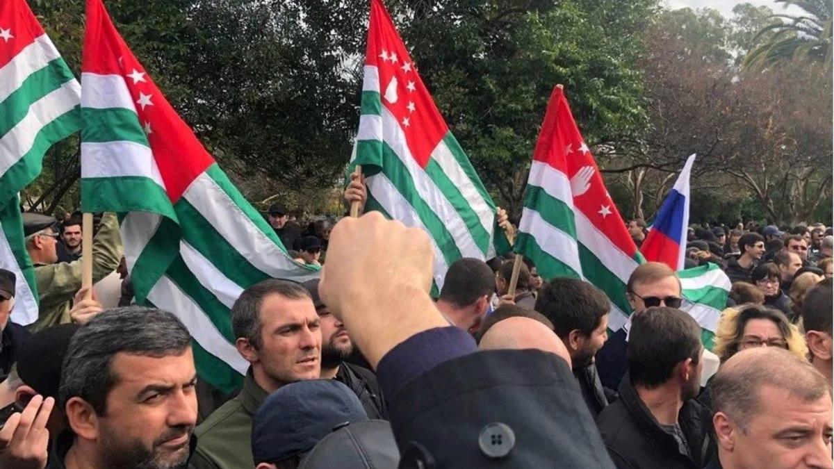 Abhazya’da parlamentoya girmeye çalışan protestoculara müdahale