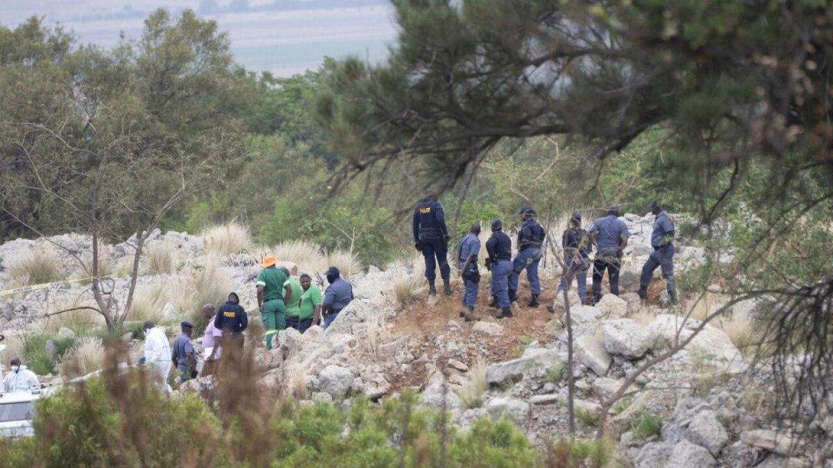 Güney Afrika’da kaçak madenci krizi: Aç ve susuz madene hapsedildiler