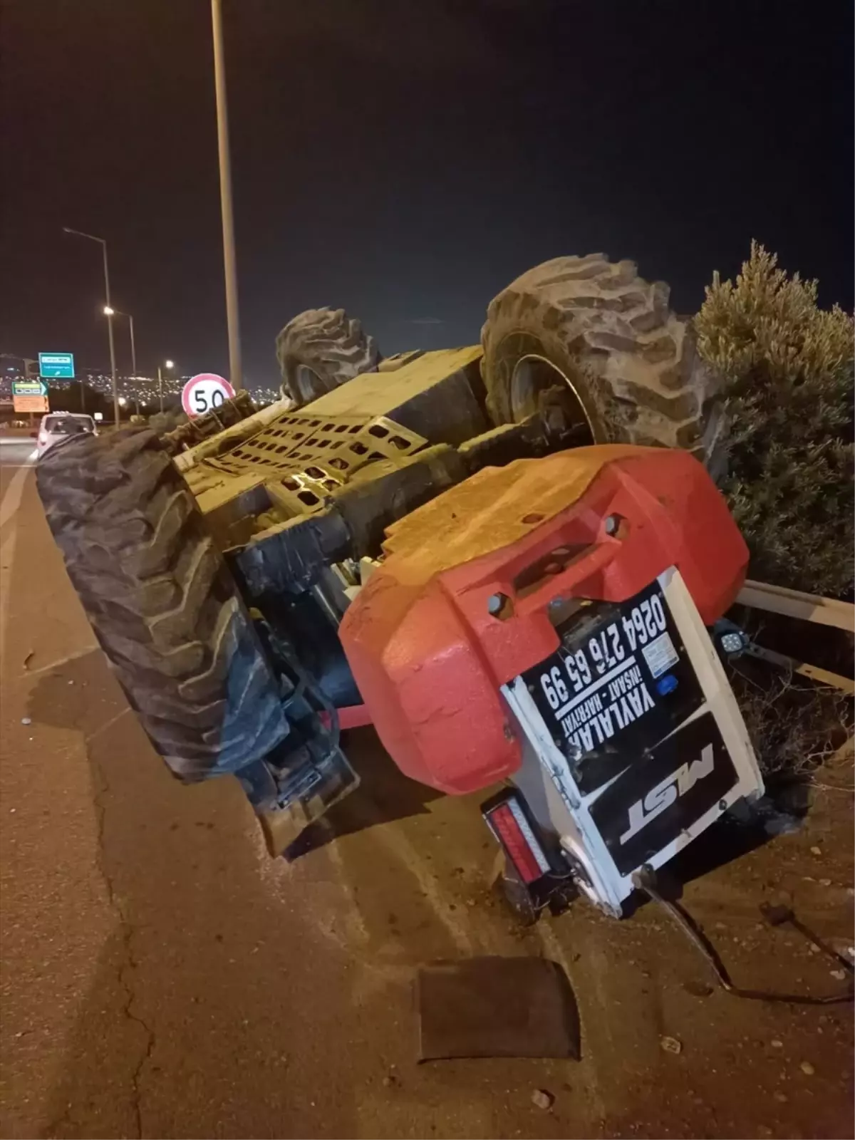 İskenderun’da Tır Devrildi, Sürücü Yaralandı