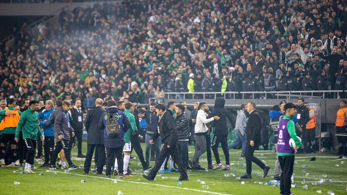 Kocaelispor’dan Sakaryaspor maçı açıklaması: 4’ü futbolcu, 6 kişi yaralandı