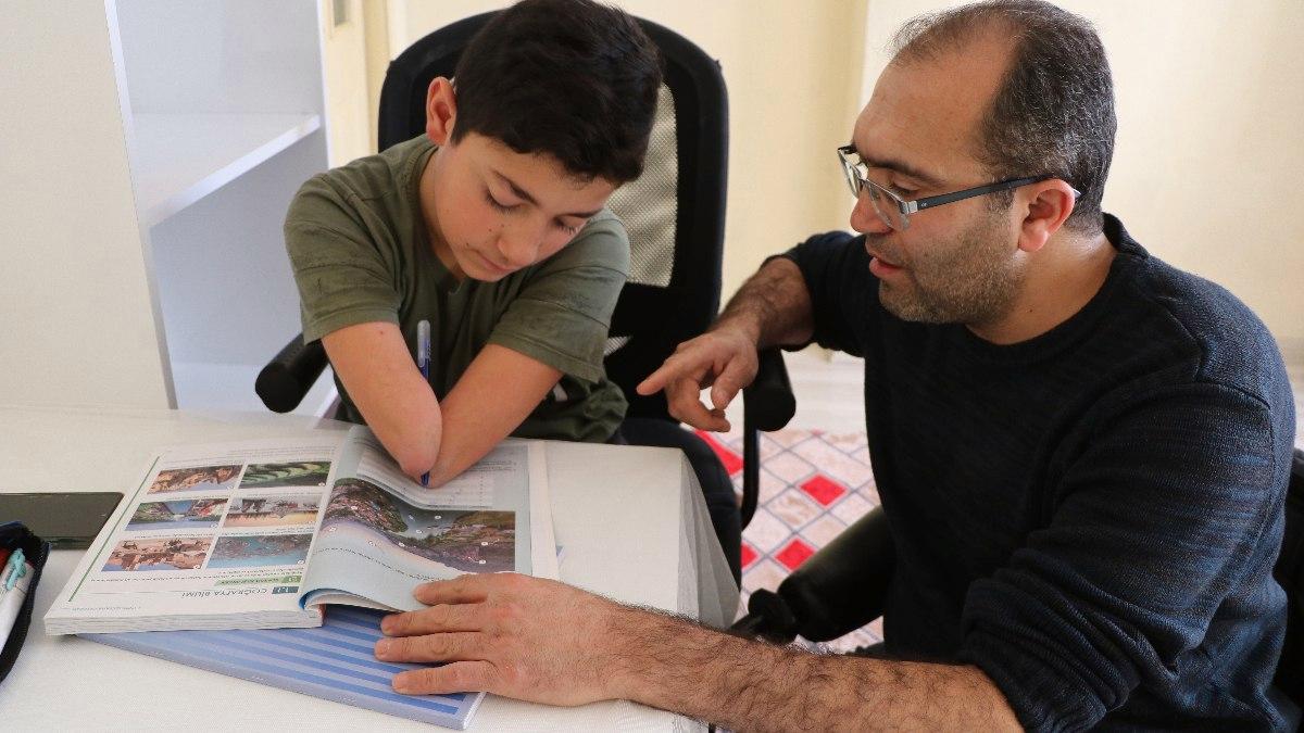 Van’da kolları ve bacakları olmayan öğrencinin ailesi, evi okula çevirdi