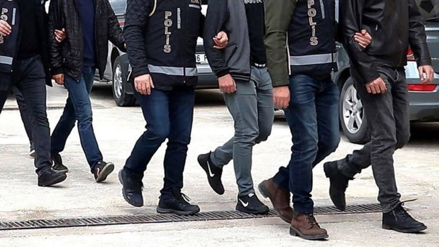 Türkiye’den yurt dışına kaçan ve çeşitli suçlardan arama kaydı bulunan