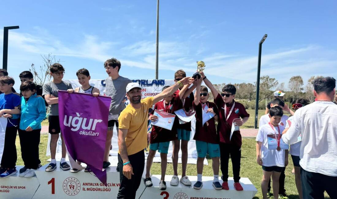 Antalya’nın Serik ilçesinde düzenlenen Okul Sporları Küçük Erkekler Triatlon Türkiye