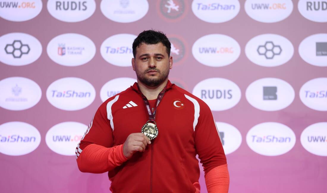 ARNAVUTLUK / TEKHA Milli güreşçi Rıza Kayaalp, Arnavutluk’un başkenti Tiran’da