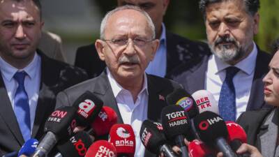 CHP Genel Başkanı Kemal Kılıçdaroğlu, parti genel merkezi önünde gerçekleştirdiği