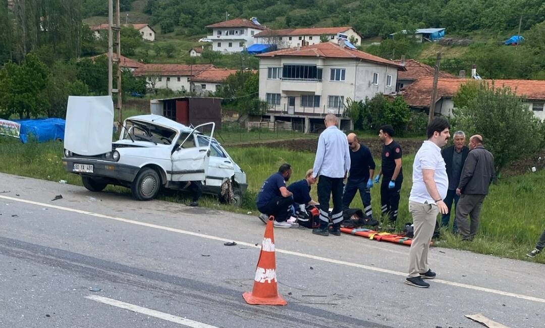 Amasya’da iki otomobilin çarpışması sonucu meydana gelen feci trafik kazasında