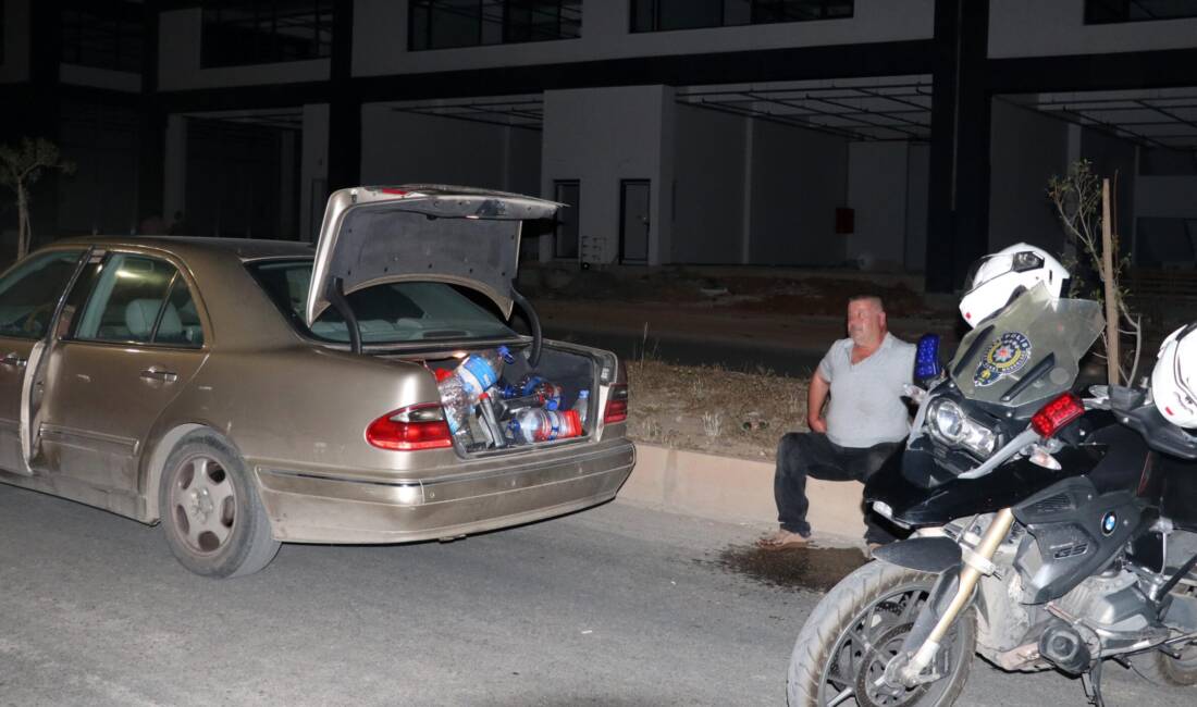 Antalya’da polis ekiplerinin ‘dur’ ihtarına uymayarak otomobiliyle kaçmaya çalışan ehliyetsiz