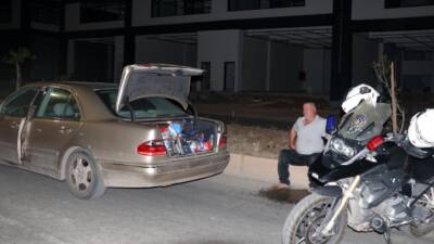 Antalya’da polis ekiplerinin ‘dur’ ihtarına uymayarak otomobiliyle kaçmaya çalışan ehliyetsiz