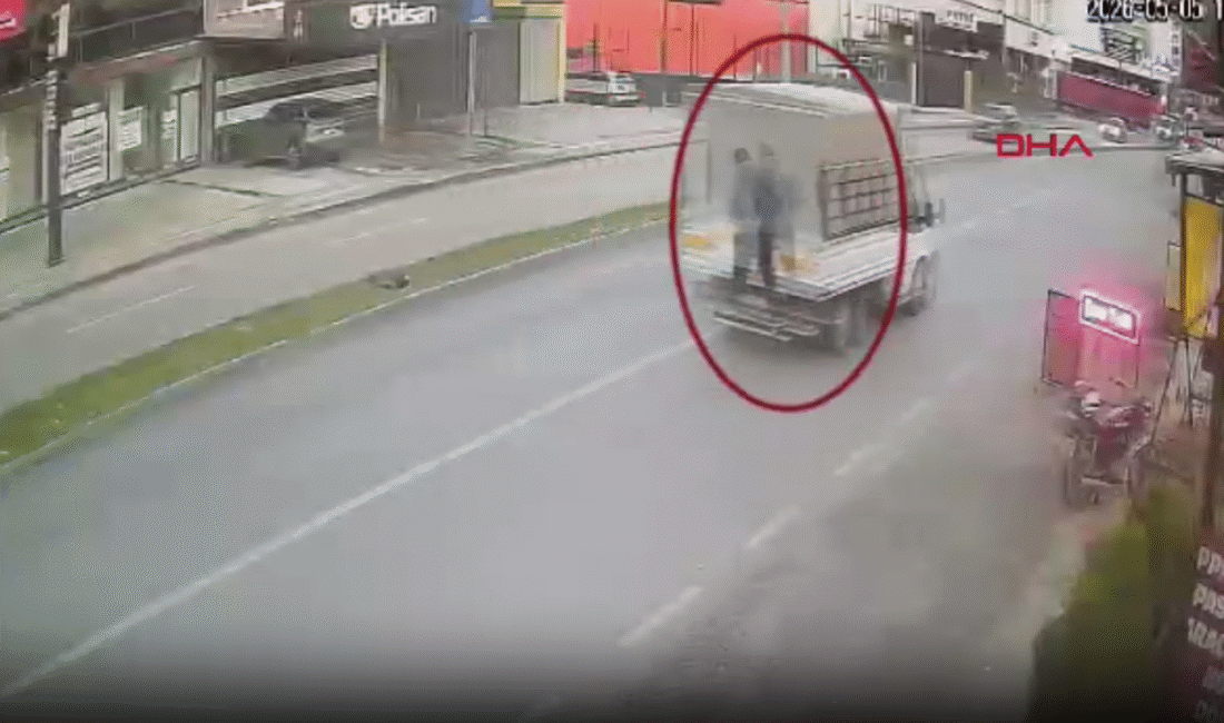 Adana’nın Yüreğir ilçesinde, motosikletle takip ettikleri seyir halindeki kamyonetin kasasından