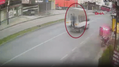 Adana’nın Yüreğir ilçesinde, motosikletle takip ettikleri seyir halindeki kamyonetin kasasından