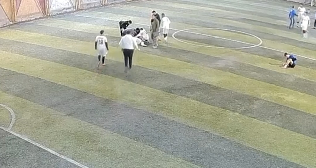 Malatya’da halı sahada futbol oynandığı sırada adeta bir yaşam mücadelesi