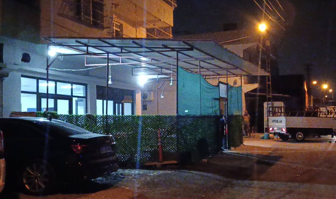Adana’da bir kahvehaneye giren şüpheli, içeridekilere tabancayla rastgele ateş açması