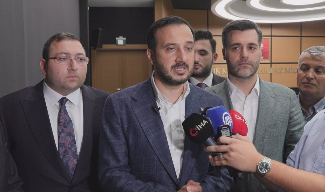 Üsküdar Belediye Başkanı Sinem Dedetaş’ın tutuklanarak görevden uzaklaştırılmasının ardından toplanan