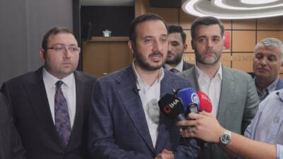 Üsküdar Belediye Başkanı Sinem Dedetaş’ın tutuklanarak görevden uzaklaştırılmasının ardından toplanan
