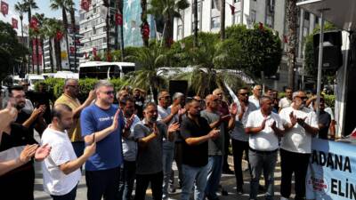 Adana’da Büyükşehir Belediyesi’nin yeni servis plakası ihale kararına tepki göstermek