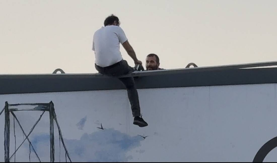 Şişli’de ailevi nedenlerden ötürü bunalıma girerek üst geçide çıkan kişi,