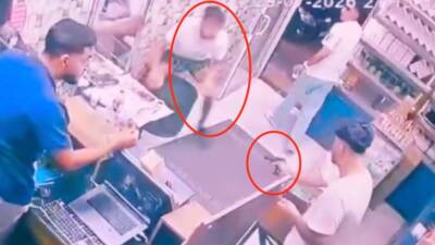 Diyarbakır’ın Bağlar ilçesinde bir telefon dükkanında husumetli olduğu 2 kişiyi