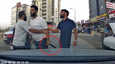 Adana’da trafikte çıkan ‘yol verme’ tartışmasında otomobilinden inen sürücü, tartıştığı