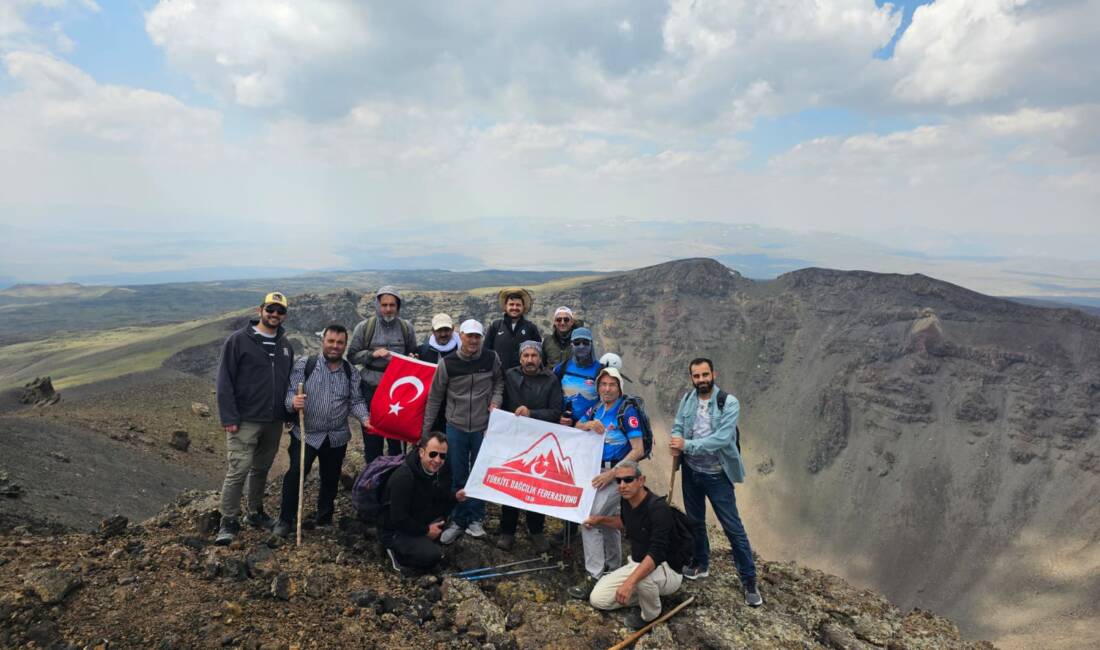 Ağrı ve Van illeri arasında bulunan 3 bin 533 rakımlı