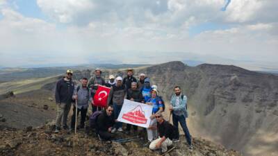 Ağrı ve Van illeri arasında bulunan 3 bin 533 rakımlı